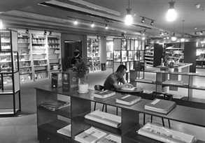 读者正在书店内安静地阅读。河南省新华书店发行集团 供图