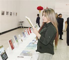 11月24日，在黎巴嫩首都贝鲁特的联合国教科文宫，一名来宾在中国优秀出版物展现场阅读展出的书籍。新华社记者 李良勇 摄